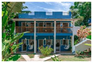 una casa azul con techo azul en Pousada Mar Azul, en Trancoso