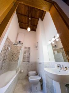 La salle de bains est pourvue d'un lavabo, de toilettes et d'une baignoire. dans l'établissement Pandy Suite, à Rome