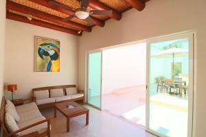 sala de estar con sofá y mesa en LYDMAR BOUTIQUE HOTEL en Zihuatanejo