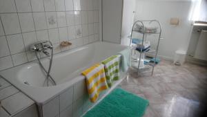 Das Bad ist mit einer Badewanne mit einer Dusche ausgestattet. in der Unterkunft Ferienwohnung Ehrenfriedersdorf in Ehrenfriedersdorf