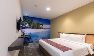 Hotel 7 Suria في كوتا كينابالو: غرفه فندقيه بسرير ولوحه لشاطئ
