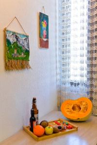 een dienblad met groenten en fruit op een tafel bij Apartment on Rustaveli Avenue in Koetaisi