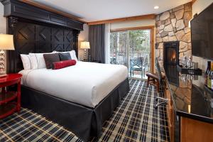 um quarto de hotel com uma cama grande e uma televisão em The Landing Resort and Spa em South Lake Tahoe