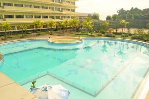 una vista aérea de una gran piscina en un complejo en Sutanraja Hotel & Convention Centre, en Soreang