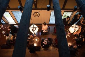 un grupo de personas sentadas en mesas en un restaurante en Hotel Kazahaya en Hita