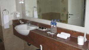 Koupelna v ubytování Sutanraja Hotel & Convention Centre