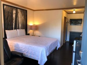 Кровать или кровати в номере Westwind Lodge