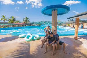 Bazén v ubytování Whiterock Beach Hotel and Waterpark nebo v jeho okolí