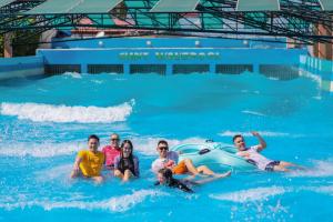 Bazén v ubytování Whiterock Beach Hotel and Waterpark nebo v jeho okolí