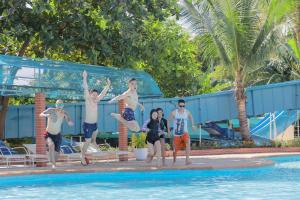 Bazén v ubytování Whiterock Beach Hotel and Waterpark nebo v jeho okolí