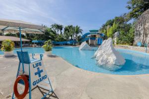Bazén v ubytování Whiterock Beach Hotel and Waterpark nebo v jeho okolí