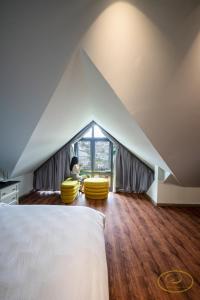 Giường trong phòng chung tại Hong Mon Villa