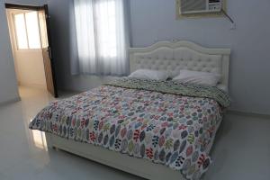 Un pat sau paturi într-o cameră la استراحة لؤلؤة الجبل