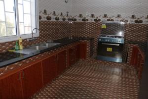 Η κουζίνα ή μικρή κουζίνα στο استراحة لؤلؤة الجبل