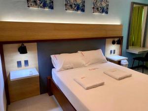 een slaapkamer met een bed met twee handdoeken erop bij Kara’s Pension House in Tuguegarao City