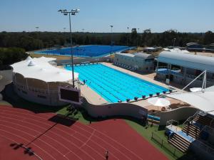 una vista aérea de una gran piscina en Gold Coast Performance Centre en Gold Coast