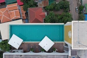 an overhead view of a swimming pool with umbrellas at TK VIEW HOTEL & APARTMENT in Phnom Penh
