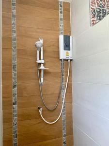 - Baño con secador de pelo en la pared en Tan Residence, en Ko Lanta