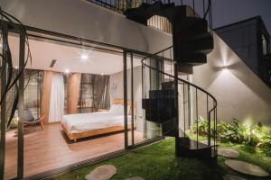 una camera con letto e una casa in vetro di Mia Casa by Satori a Hanoi
