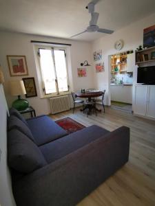 un soggiorno con divano e tavolo di Affaccio su Siena,vicino al centro, con garage a Siena