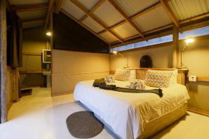 Llit o llits en una habitació de Gugulesizwe Camp