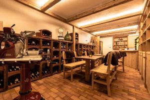 una sala di degustazione di vini con un mucchio di bottiglie di vino di Hotel Steinrösl a San Cassiano