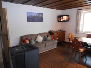 ein Wohnzimmer mit einer Couch und einem Tisch in der Unterkunft Seewiesenalm in Reit im Winkl