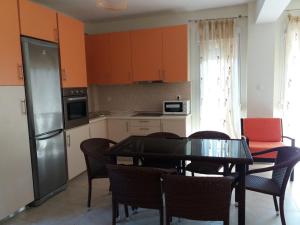 A kitchen or kitchenette at Dimitrios Apartments