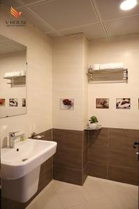 Kylpyhuone majoituspaikassa V House 5 Serviced Apartment