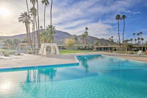 - une piscine dans un complexe avec des palmiers dans l'établissement Luxe Palm Desert Home Patio, Grill and Mtn Views!, à Palm Desert