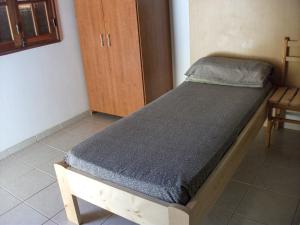 Łóżko lub łóżka w pokoju w obiekcie Dourada Studios
