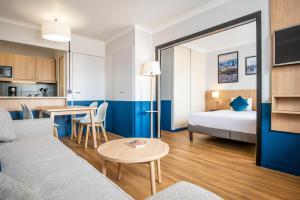 Postel nebo postele na pokoji v ubytování Aparthotel Adagio La Défense Kléber