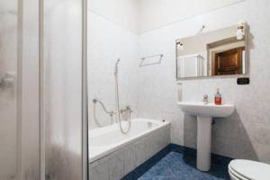 łazienka z wanną, umywalką i toaletą w obiekcie Flores Home w mieście Bari