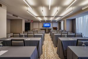 TV a/nebo společenská místnost v ubytování Omni Houston Hotel