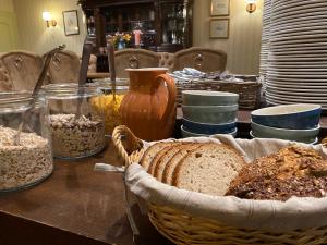 einen Tisch mit einem Korb mit Brot und Schalen in der Unterkunft Haus Honigstal Landhaus Café in Wuppertal