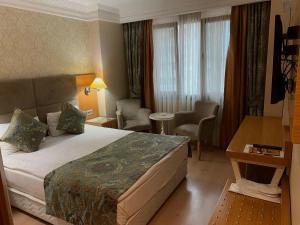 Postel nebo postele na pokoji v ubytování Adana Yukselhan Hotel