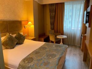 Postel nebo postele na pokoji v ubytování Adana Yukselhan Hotel