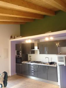 una cucina con armadi grigi e parete verde di incanto a Zoagli
