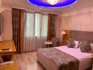 Postel nebo postele na pokoji v ubytování Adana Yukselhan Hotel