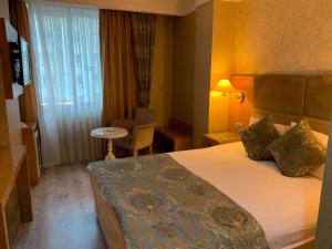Postel nebo postele na pokoji v ubytování Adana Yukselhan Hotel