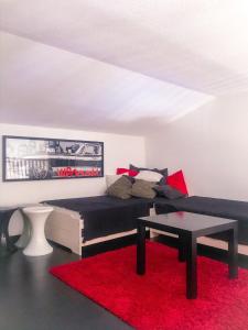 Schlafzimmer mit einem Bett und einem roten Teppich in der Unterkunft Boost Your Immo Duplex Les Deux Alpes 272 in Les Deux Alpes