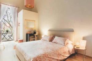 um quarto com uma cama grande e uma janela em Flores Home em Bari