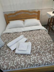 Una cama con dos toallas encima. en Гостьовий дім у Почаєві, en Pochaiv