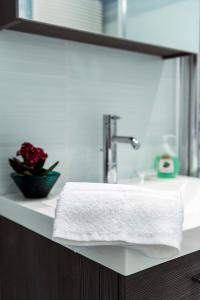 un lavandino in bagno con asciugamano e specchio di MURAT OTTO a Trieste