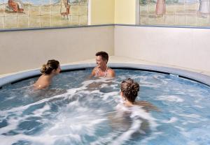 un gruppo di persone in una vasca idromassaggio di Hotel Royal Terme a Ischia