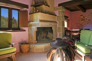 sala de estar con chimenea y sombrero en Podere Pian De' Cortini, en Serravalle