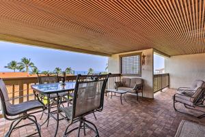 Kailua-Kona Condo with Resort Access and Ocean View! في كيلوا كونا: فناء على طاولة وكراسي على شرفة