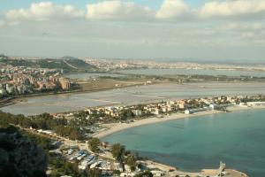 una vista aérea de una playa con edificios y agua en B&Beach Cagliari guest house, en Cagliari