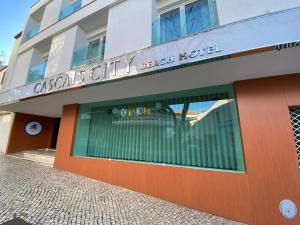 a building with a sign that reads cassius city beach motel at Cascais City & Beach Hotel in Cascais