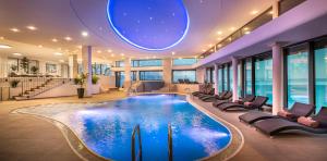 Der Swimmingpool an oder in der Nähe von Grand Hotel Adriatic II